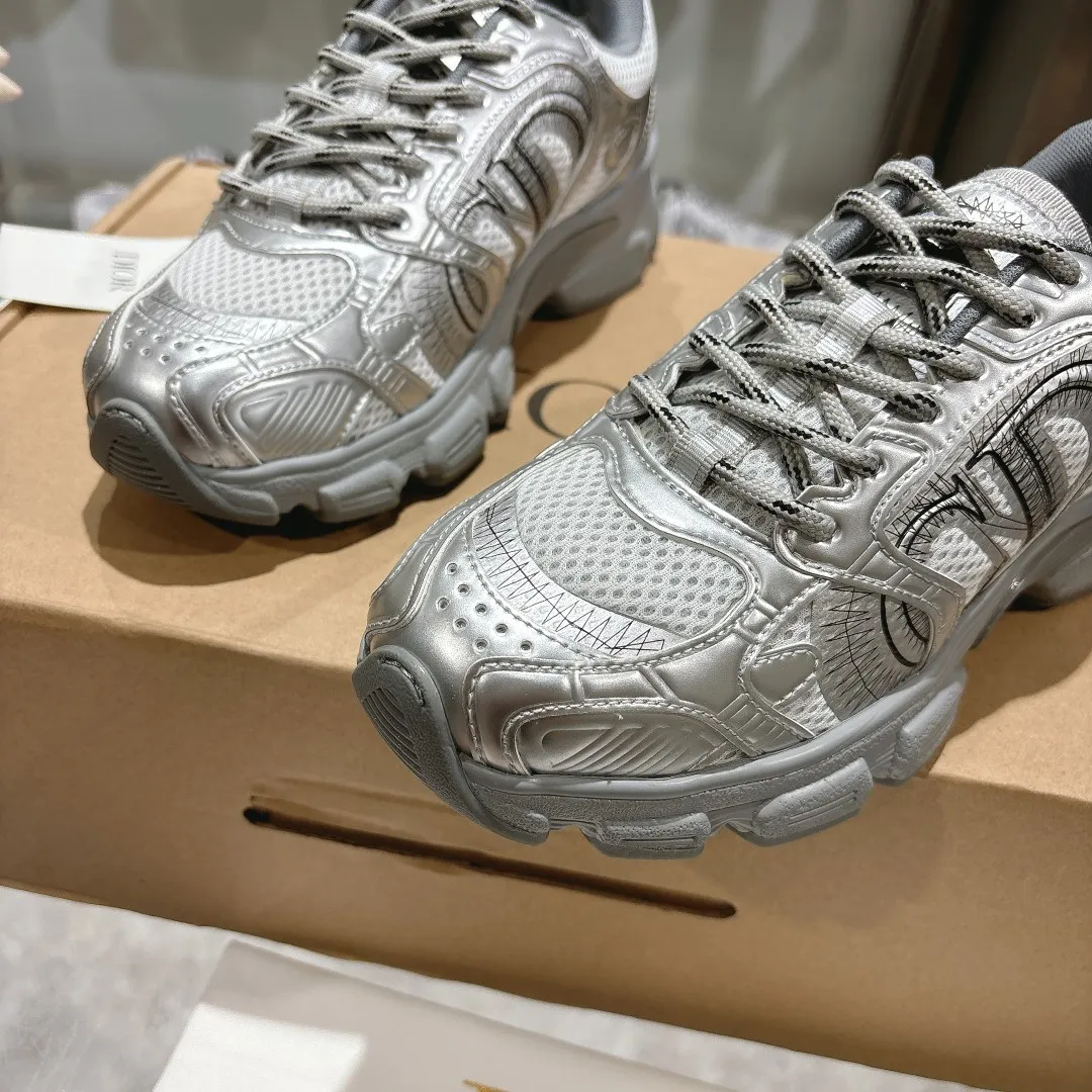 👟👟Ex-factory price 560👟👟 This Dior Chrono sneaker is a new product of the 2024 autumn ready-to-wear series, reinterpreting running shoes with Dior's high-end style. White mesh fabric is paired with nude and silver-toned laminated leather-effect panels, as well as CD logos on the sides, a star patch on the tongue and a Dior logo on the heel. Featuring tri-color laces, a lightweight sole and star embellishments for a casual look all year round. ✅Size: 35-40 ✅Packaging: With counter packaging and Dior outer box